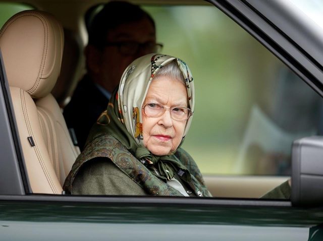 エリザベス女王、夫が交通事故にあった翌日に「シートベルトなし」で車を運転