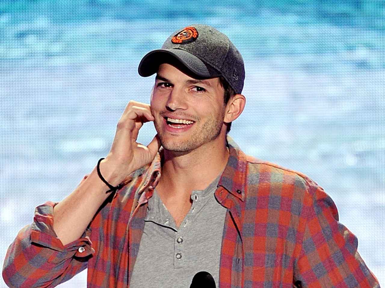 アシュトン・カッチャー、自分の電話番号を大公開「メールして」