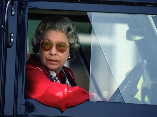 エリザベス女王が「シートベルトを着用しない」のには『理由』があった