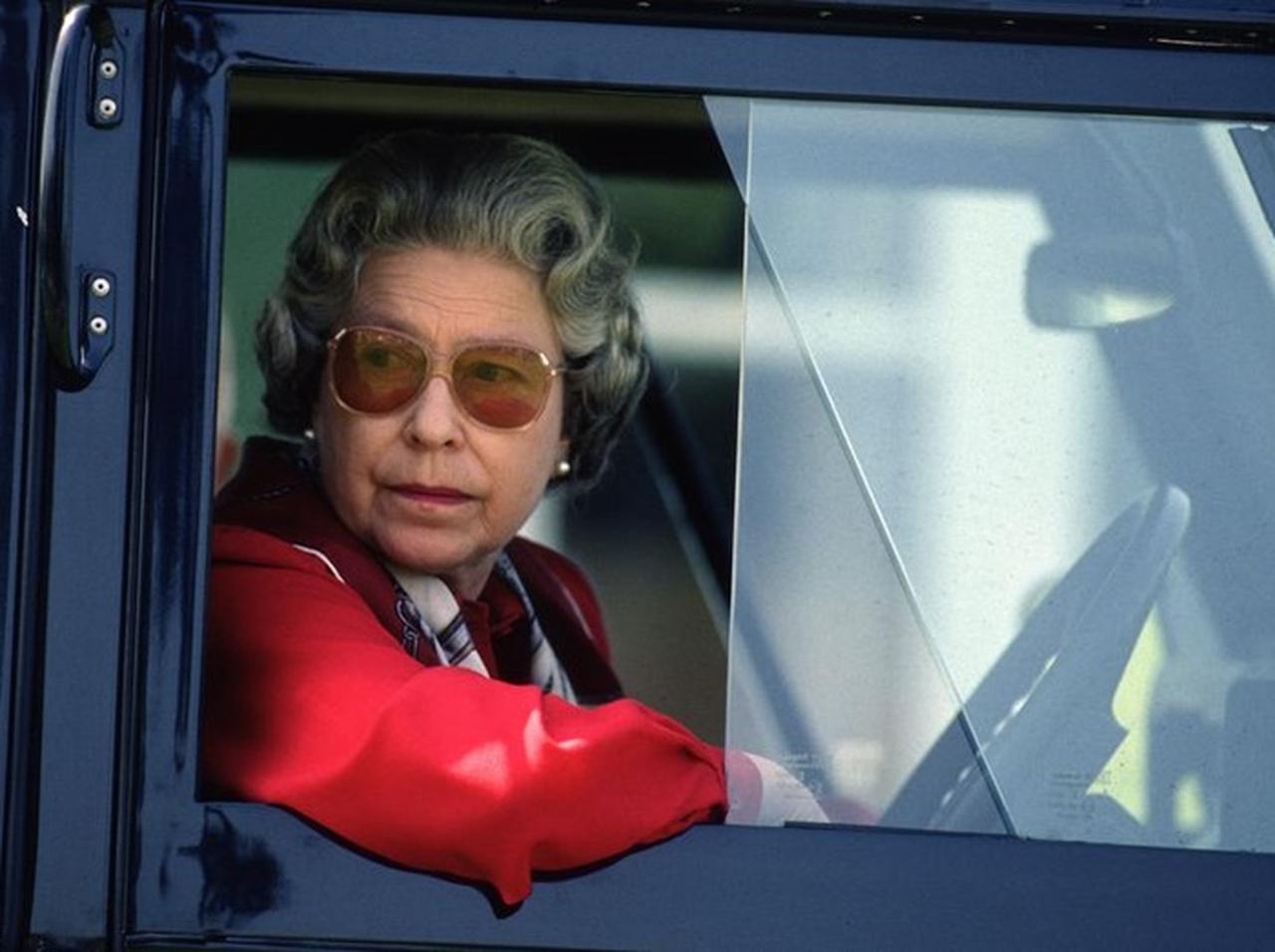 エリザベス女王が「シートベルトを着用しない」のには『理由』があった