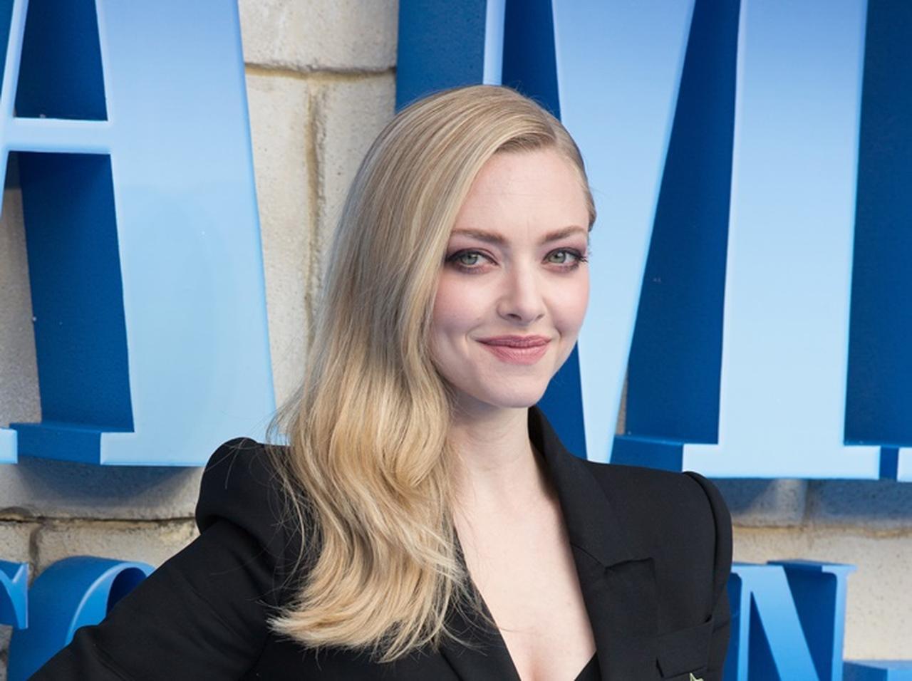 アマンダ・サイフリッド、空港で「2人の父親」と再会