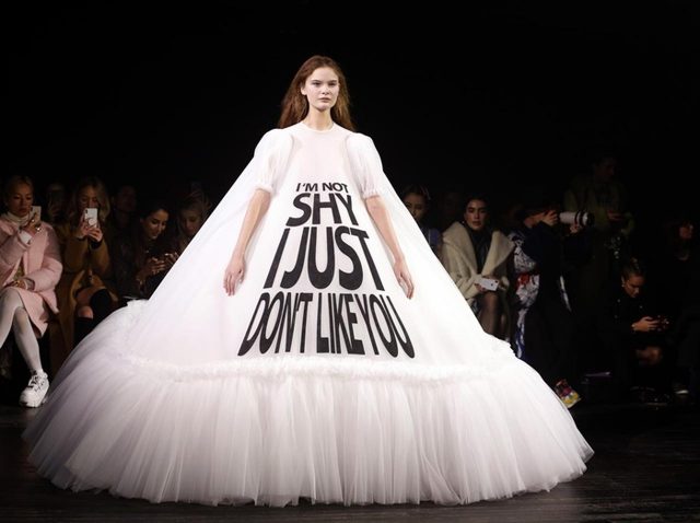 ヴィクター＆ロルフ、皮肉メッセージが強烈すぎてインパクト大