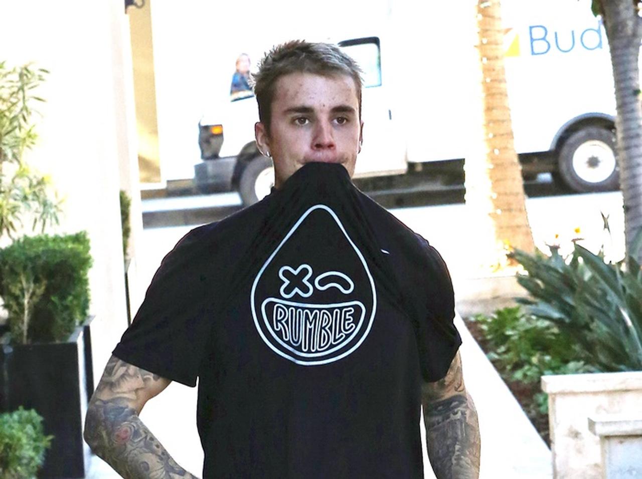 ジャスティン・ビーバー、妻の「胸の谷間」を見て”ある疑問”ぶつける