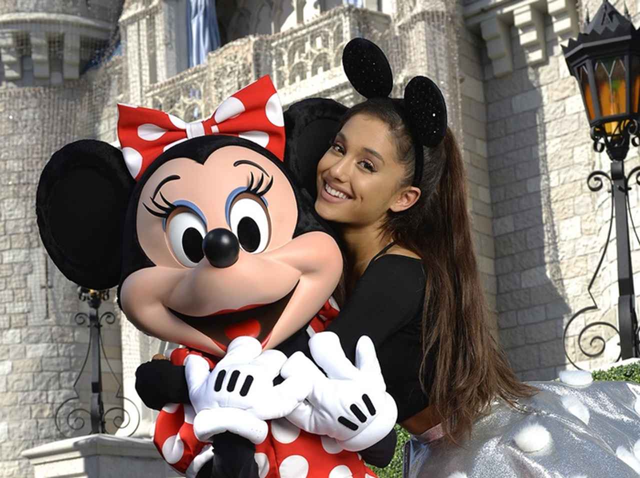 ディズニーランドではしゃぐアリアナ・グランデを発見