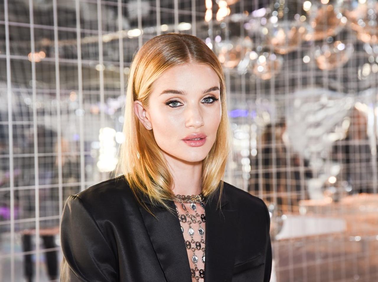 人気モデル、どうしても欲しいコートを入手するために最終手段にでる