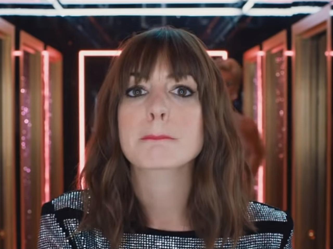 アン・ハサウェイがまたまた詐欺師に!『The Hustle』の爆笑予告編が公開!