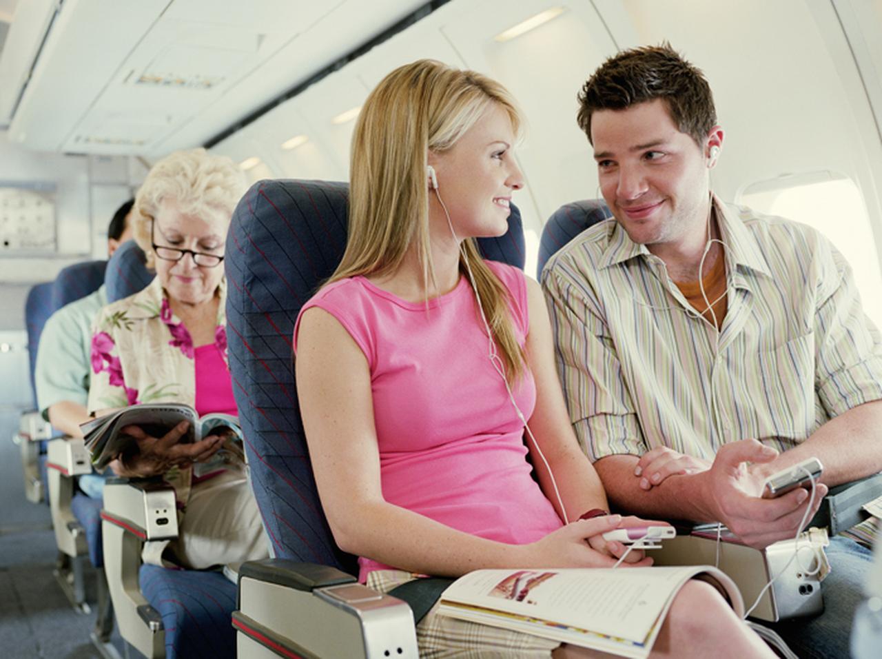 コカ・コーラ社、「機内ナンパ」を斡旋する紙ナプキンが気色悪いと非難殺到