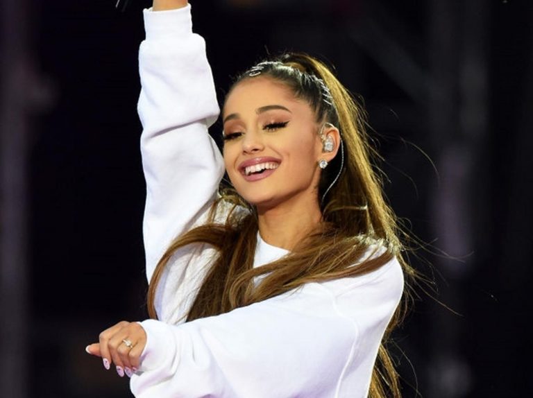アリアナ・グランデ、自宅でブロードウェイの曲を熱唱！ その歌声が鳥肌もの