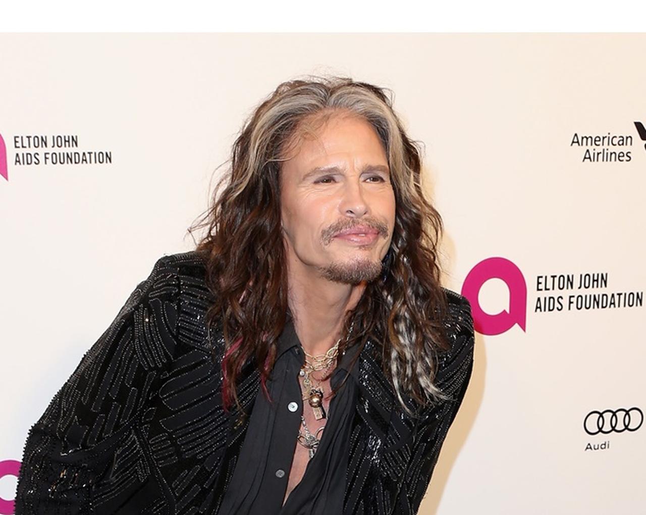 スティーヴン・タイラー、「水玉のシュシュ」で乙女度加速