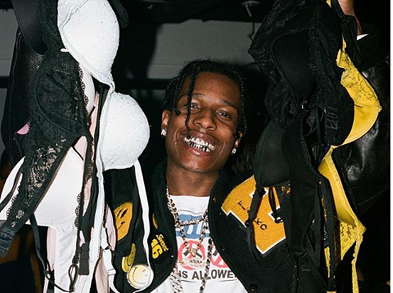 エイサップ・ロッキー、大量に投げ込まれたブラジャーにまさかの“神対応”