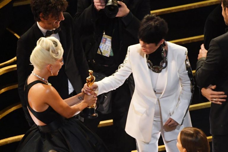 レディー・ガガが「初オスカー」を客席で自慢する姿がかわいい【写真アリ】