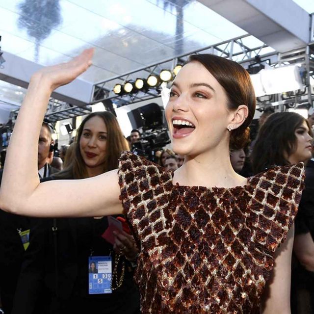 エマ・ストーン、『女王陛下のお気に入り』女王様のオスカー受賞を「全力で祝う姿」が芸人並み