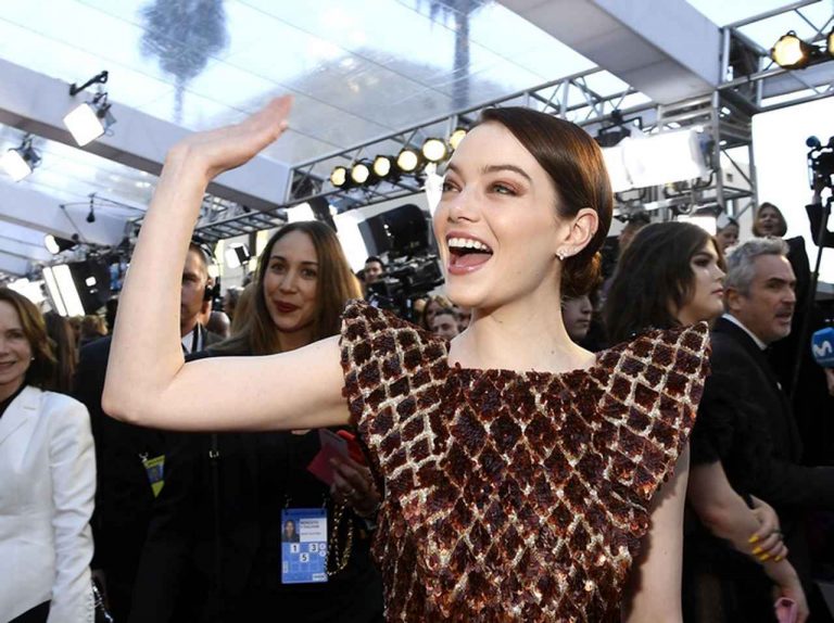 エマ・ストーン、『女王陛下のお気に入り』女王様のオスカー受賞を「全力で祝う姿」が芸人並み