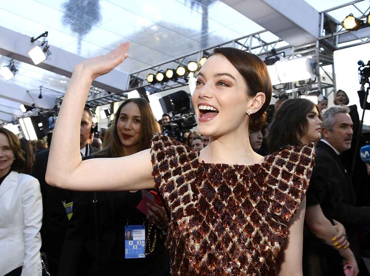 エマ・ストーン、『女王陛下のお気に入り』女王様のオスカー受賞を「全力で祝う姿」が芸人並み