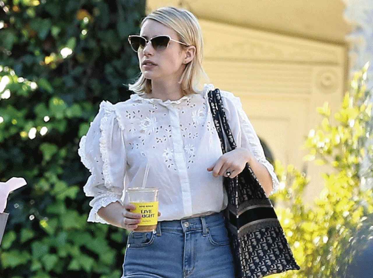 デニムはハイウエストが旬!エマ・ロバーツのデニムスタイルをチェック