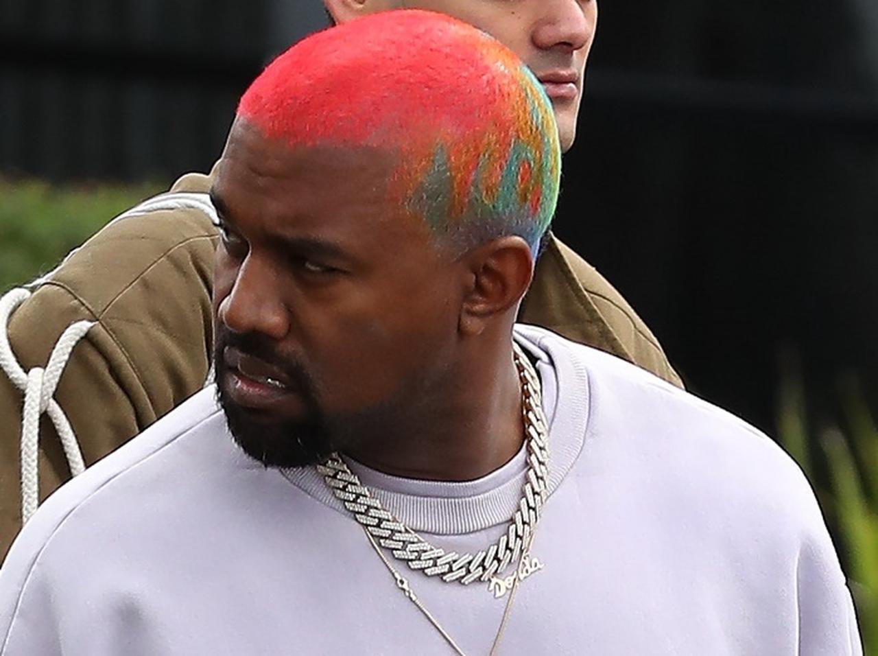 カニエ・ウェストが「レインボーヘアー」にイメチェン