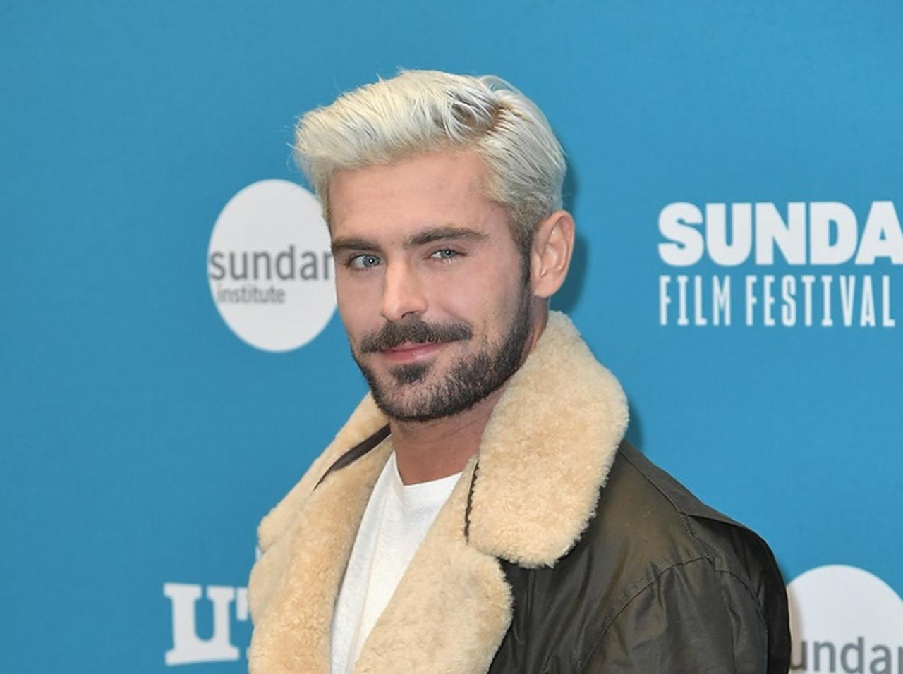 ザック・エフロン、「日本愛炸裂」のTシャツで筋トレ