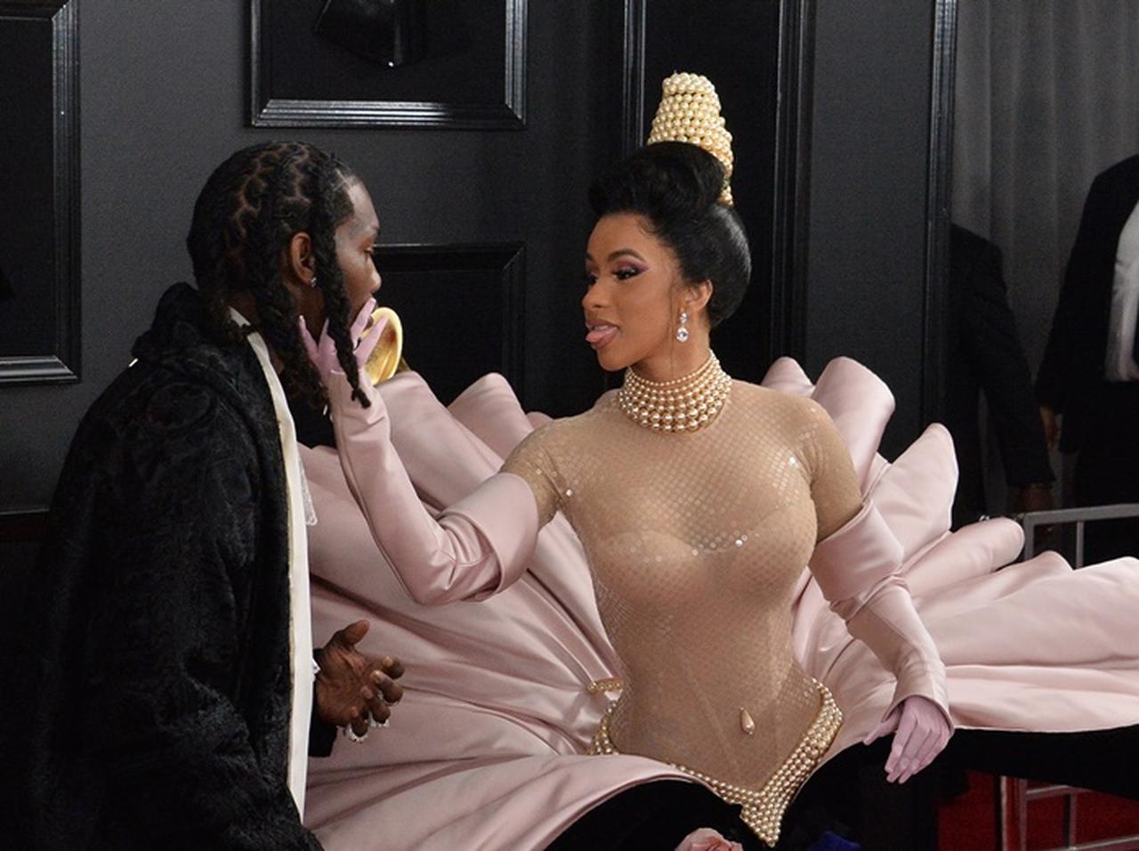 カーディ・B、カメラの前で『破局宣言中の夫』オフセットと「ベロチュー」【グラミー賞2019】