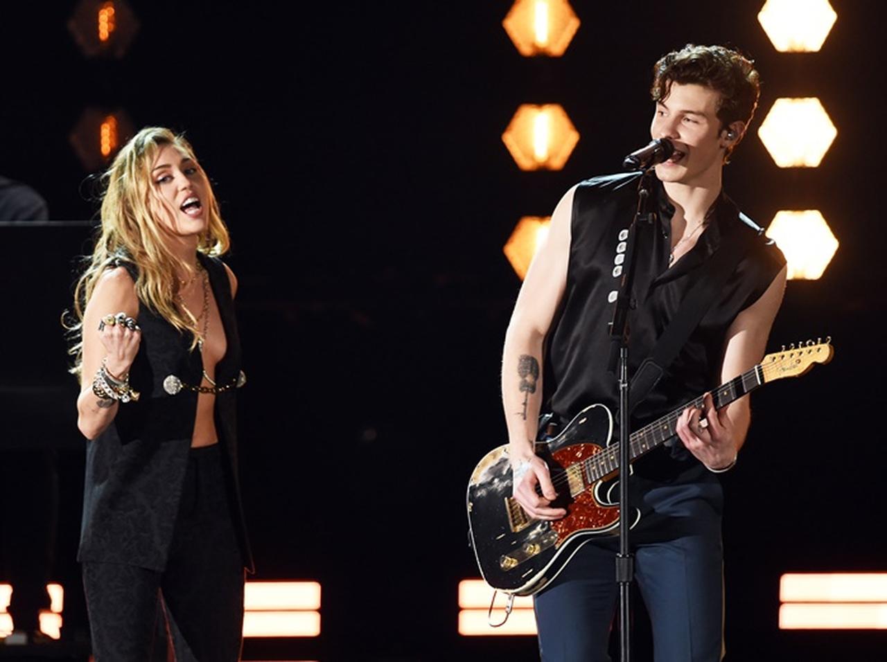 マイリー・サイラス、きわどすぎる「ノーブラ姿」でショーン・メンデスと共演【グラミー賞2019】