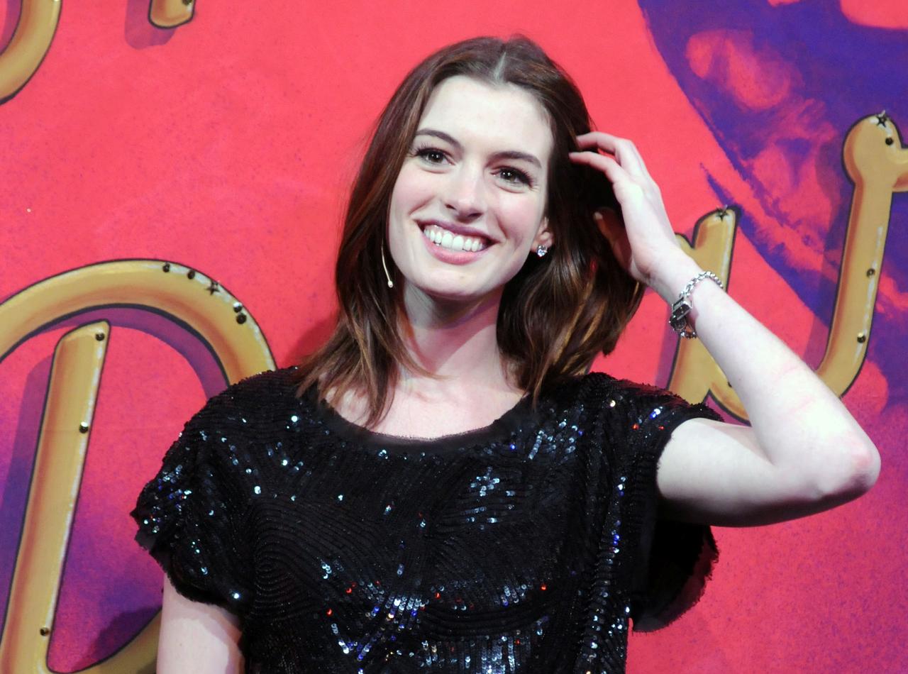 アン・ハサウェイ、アカデミー賞の「司会者いない騒動」に爆笑コメント