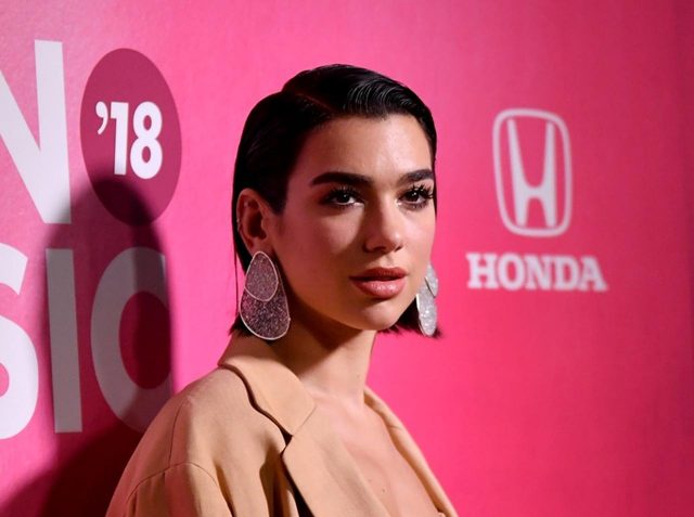 デュア・リパ、愛用バッグは「ピカチュウ」の顔入りバッグ