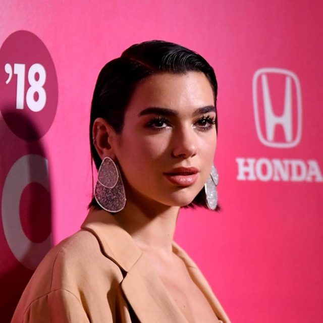 デュア・リパ、愛用バッグは「ピカチュウ」の顔入りバッグ
