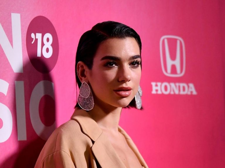 デュア・リパ、愛用バッグは「ピカチュウ」の顔入りバッグ