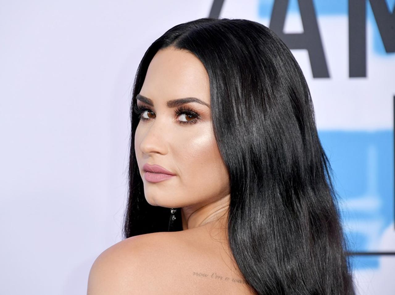 デミ・ロヴァート、4年前に他界した「最愛のバディ」の似顔絵タトゥーを入れる