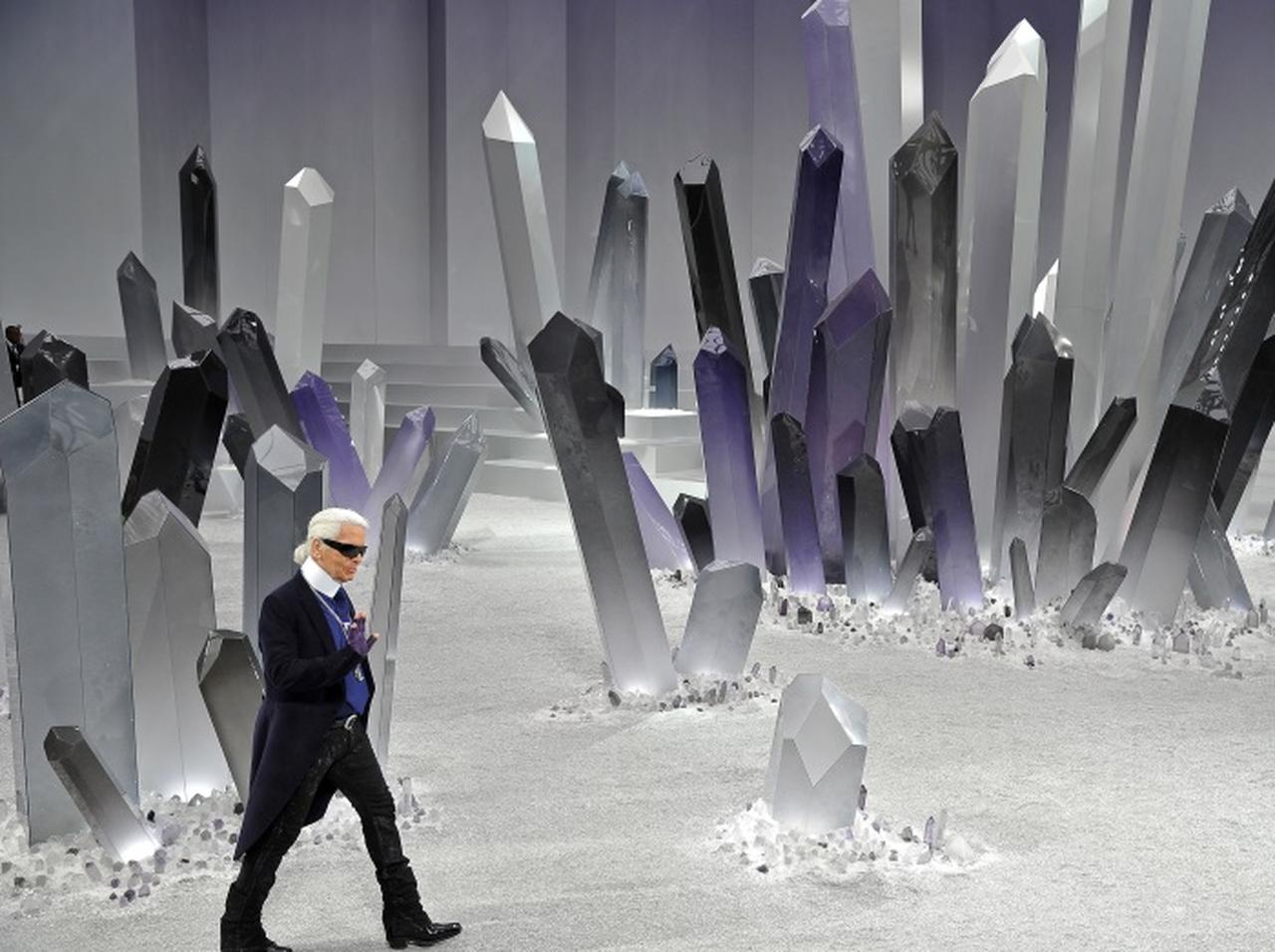 カール・ラガーフェルドが魅せた、革新的なファッションショー8選