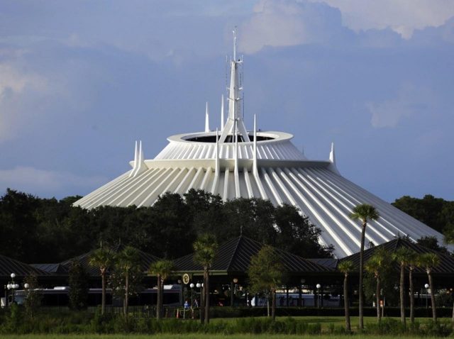 ディズニーランド、スペースマウンテン走行中に乗客が飛び降りて緊急停止