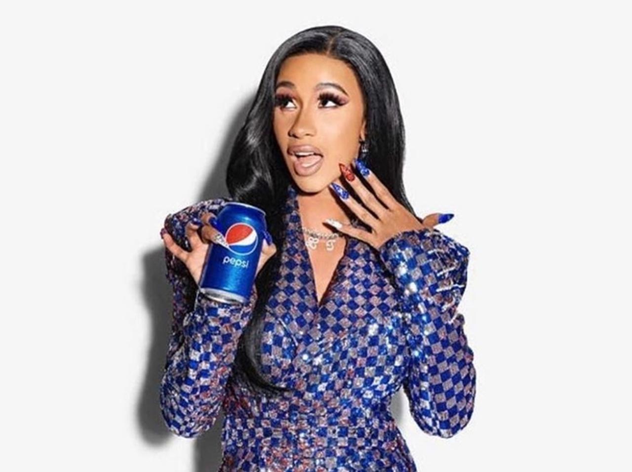 カーディ・B、あのCMのかわいいピンクの目元はコレを使っている!