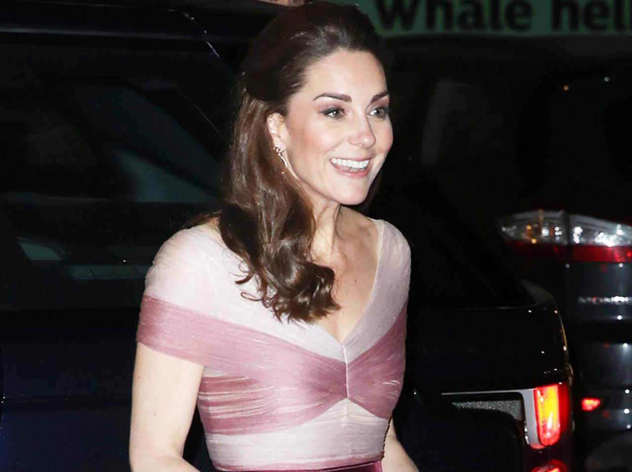 キャサリン妃、季節はずれの「さくら色ドレス姿」がまるでオーロラ姫