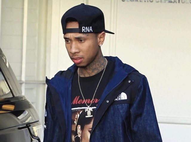 シュプリーム×ノースフェイスのジャケットを人気ラッパーが愛用