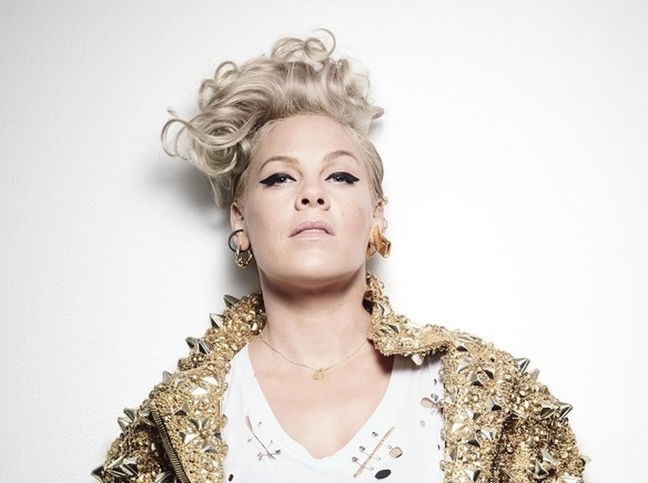 ピンクがブリット・アワードで史上初「インターナショナル・アーティスト」として新曲を披露