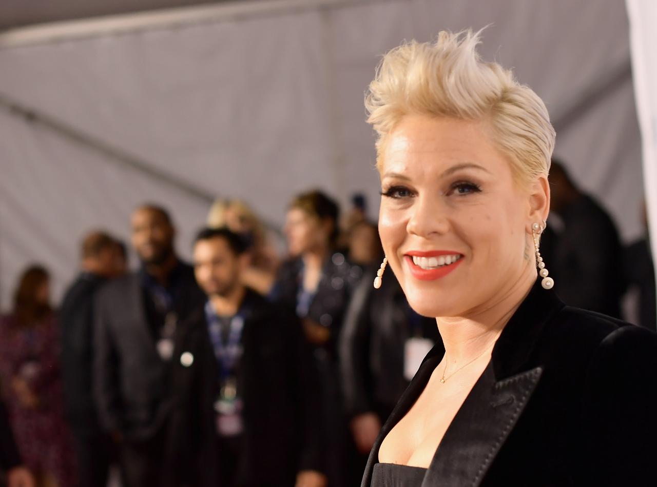 ピンクが「アルミホイル製のグラミー賞」をもらった理由に心温まる