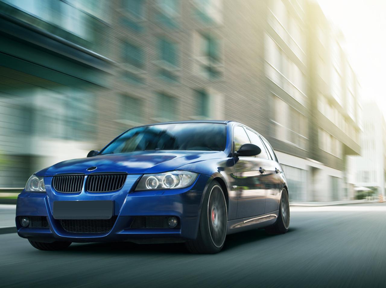 車道で突然全裸に 愛車のBMWと「性行為」におよんだ男性が逮捕