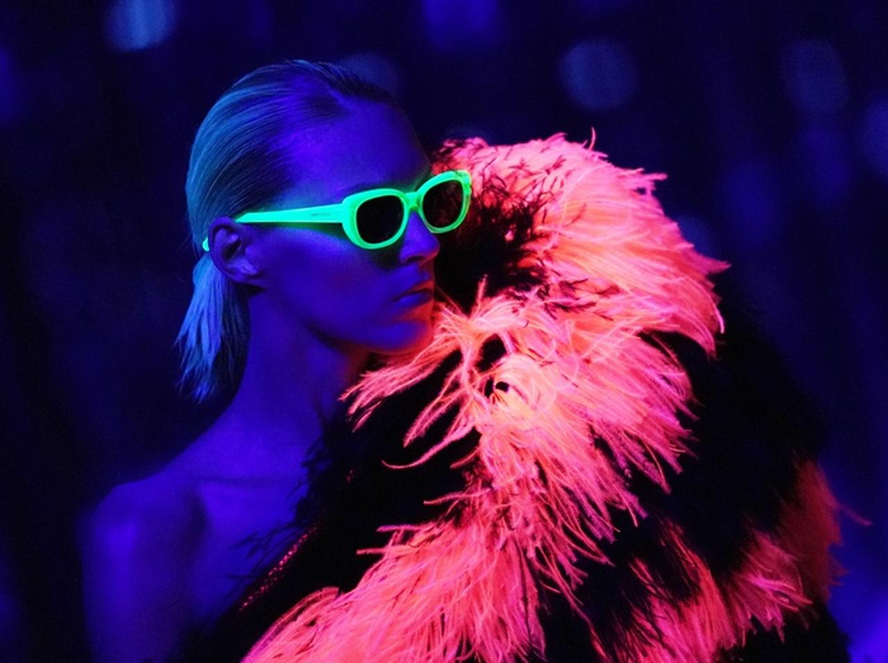 サンローラン、最新コレクションは「ネオン天国」でパリピムード全開