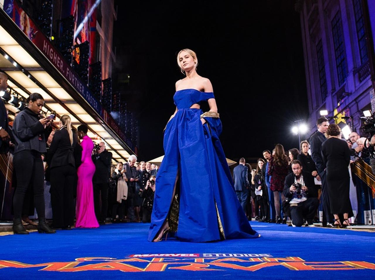 『キャプテン・マーベル』ブリー・ラーソン、「ヒーロー」オーラ溢れるドレスが圧巻の美
