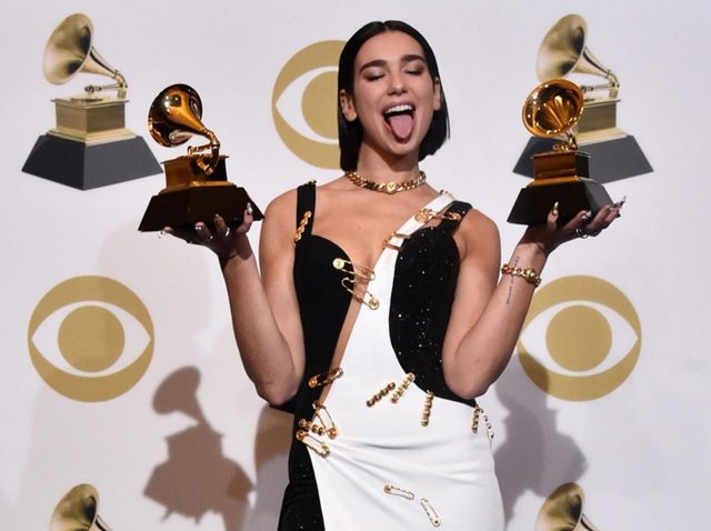 デュア・リパ、グラミー受賞スピーチで“ある男性”に向けて皮肉まじりのコメント