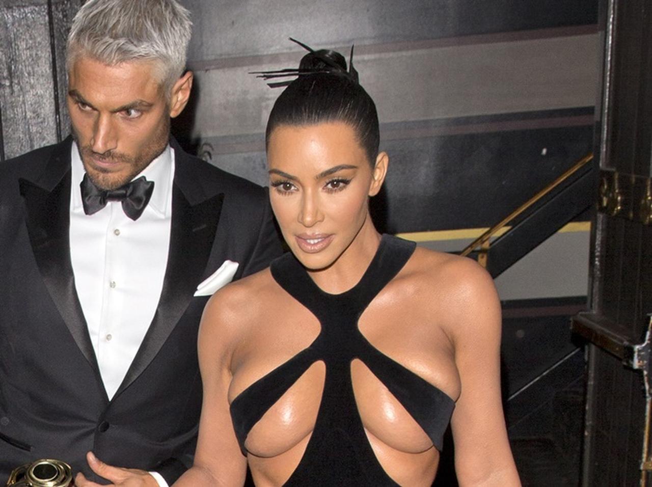 キム・カーダシアン、ほぼ胸丸見えの「目のやり場に困るドレス」がヤバイのひと言