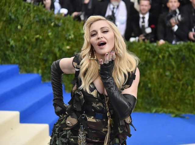 マドンナが高校の時に作ったドレスを公開！そのデザインが意外