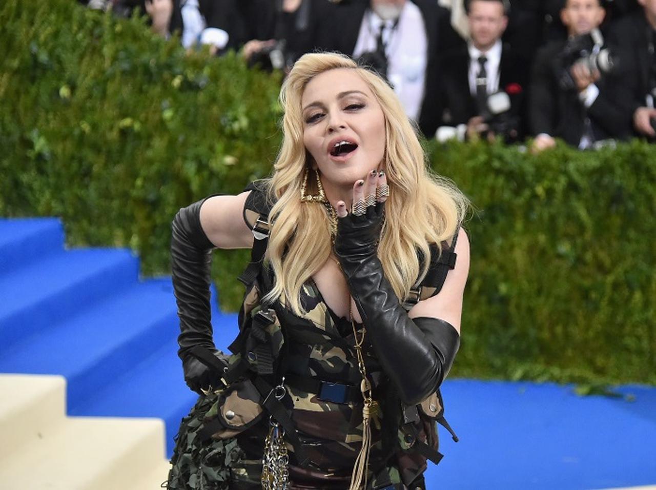 マドンナが高校の時に作ったドレスを公開！そのデザインが意外