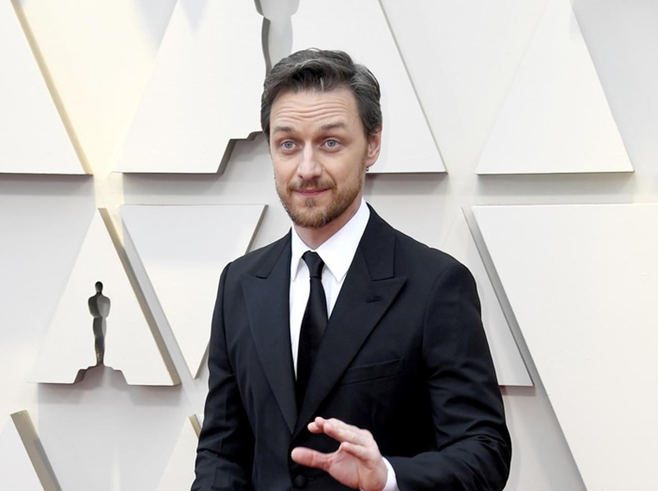 ジェームズ・マカヴォイ、落ちていたペンを拾ってサインをもらいまくる【アカデミー賞】