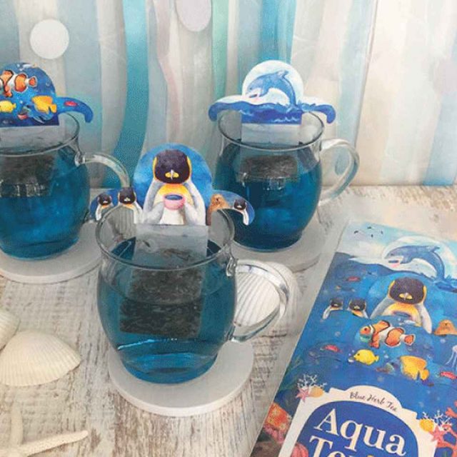 海の生きもの達が青いハーブティーに！