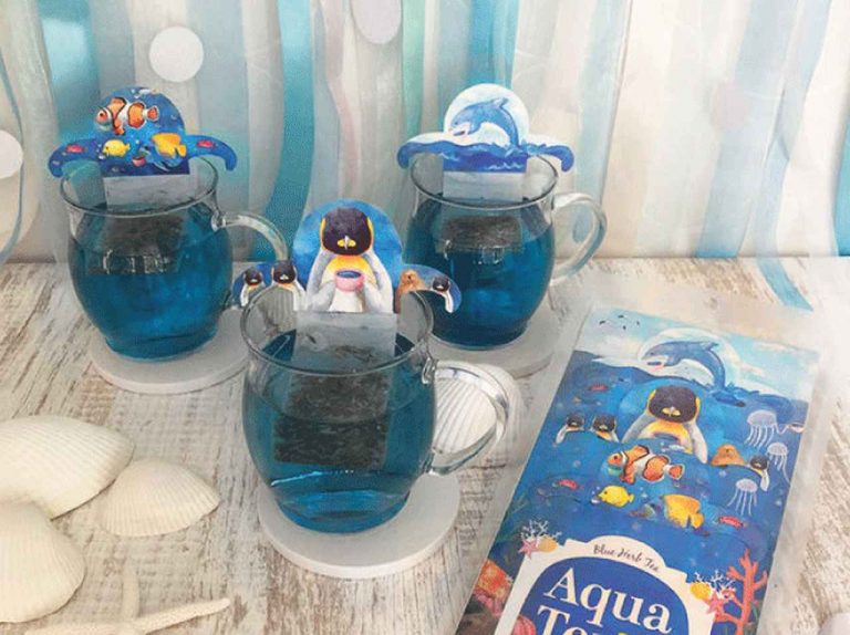 海の生きもの達が青いハーブティーに!