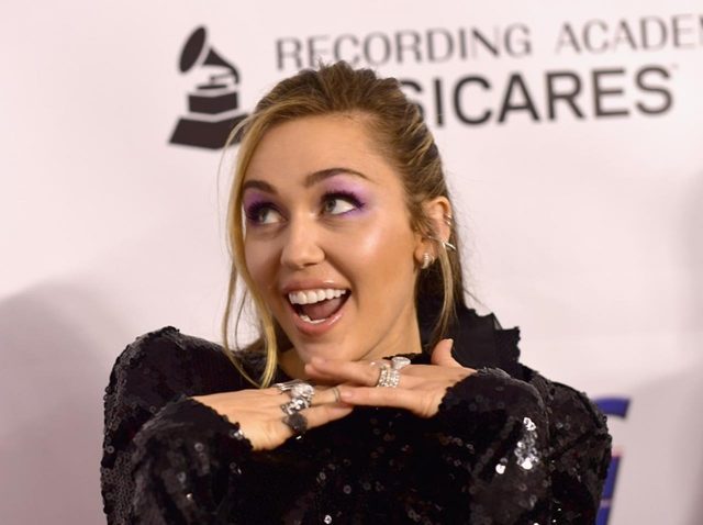 マイリー・サイラス、結婚式で母に禁じられた「下ネタ」をかます