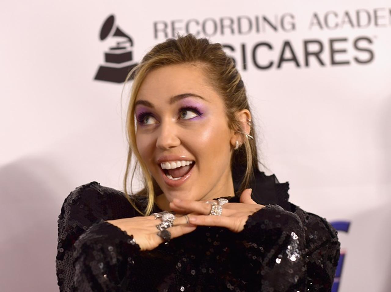 マイリー・サイラス、結婚式で母に禁じられた「下ネタ」をかます