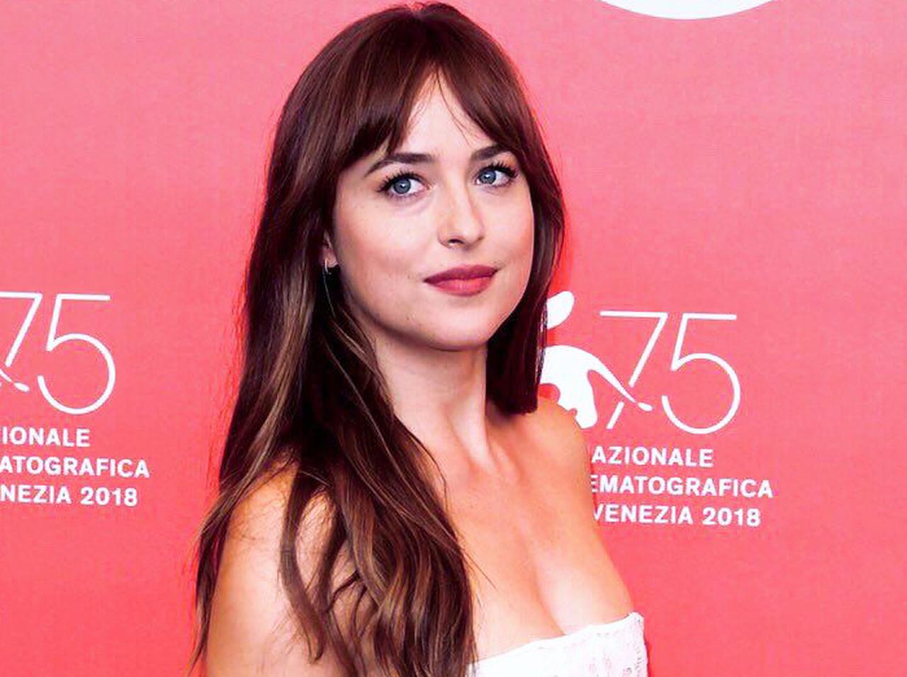 ダコタ・ジョンソン、「バストのサイズが8倍に…」女性の体の不思議に首傾げる