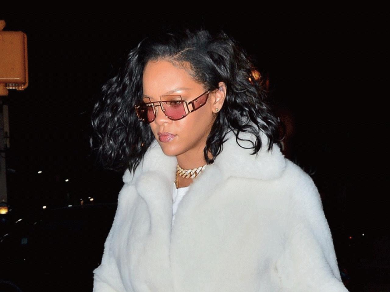 プーマの白スニーカーコーデ、リアーナの上級テクを拝見!