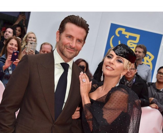 レディー・ガガ＆ブラッドリー・クーパー、映画さながらのラブラブぶりで熱唱